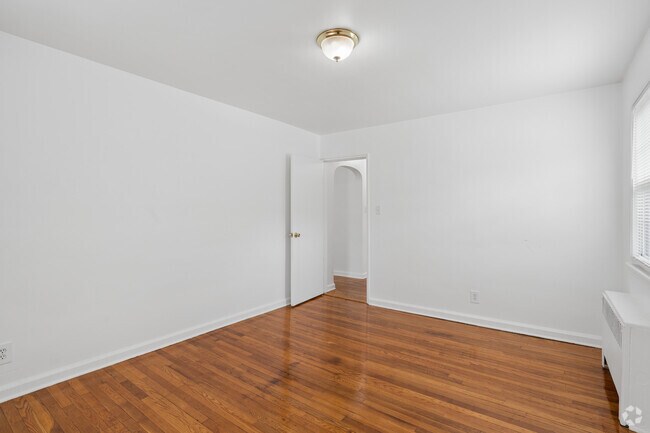 2BR, 1BA - 700SF - Primary Bedroom