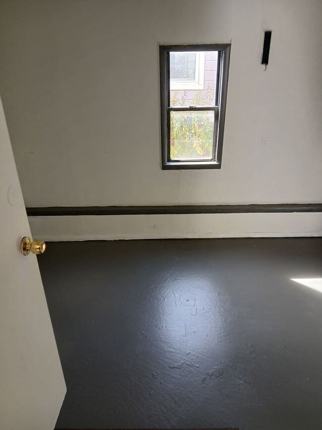 Building Photo - 4 bdrm