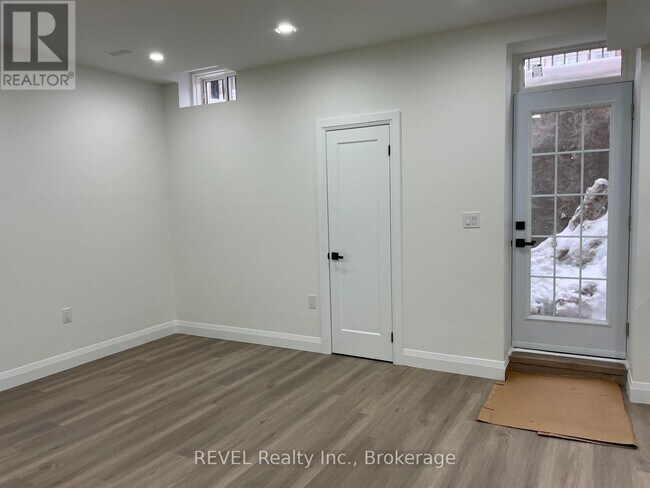 Photo - 1 Tilsonburg Ave