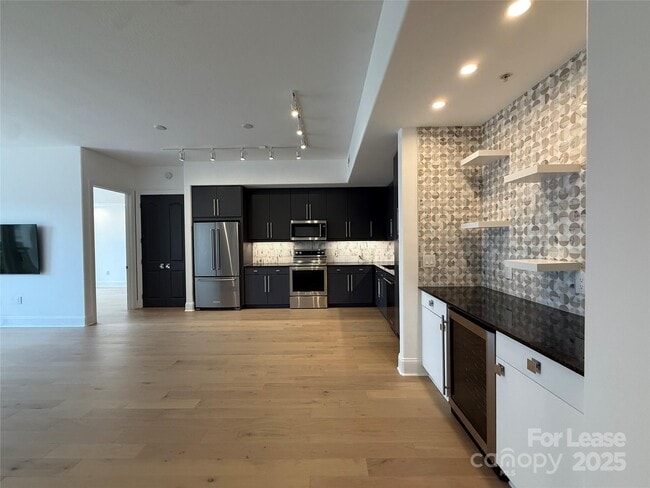 Building Photo - 4625 Piedmont Row Dr Unit 405 Rental