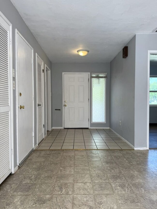 Photo - Spacious 2/2 home near shopping