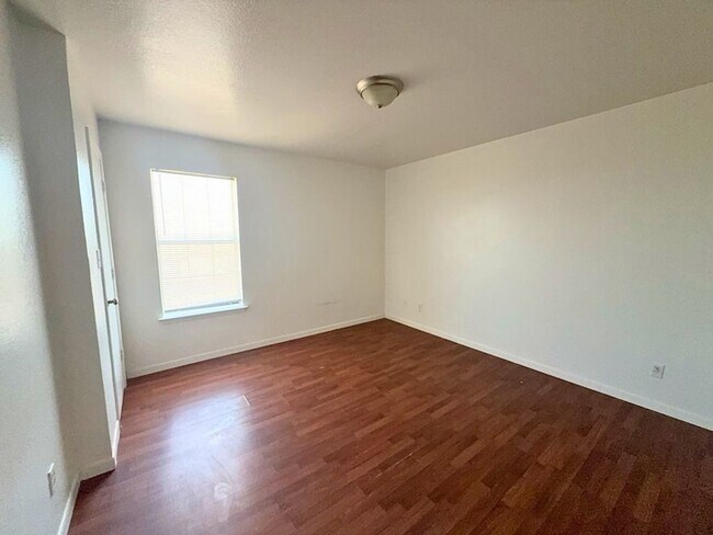 Photo - 809 W Walnut St Unit B2