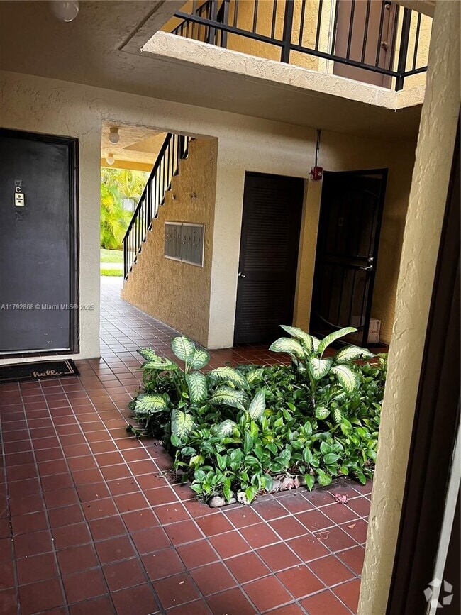 Building Photo - 9004 SW 137th St Unit 8-5 Rental