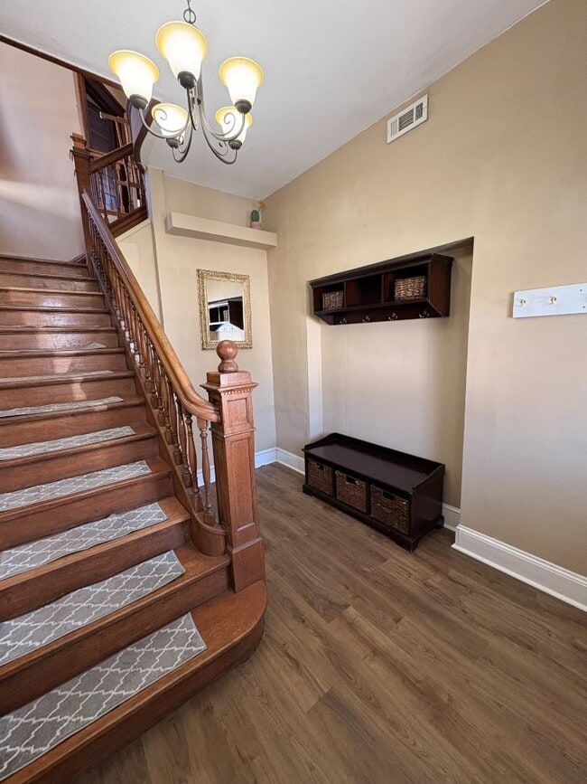 Building Photo - 327 Ash St