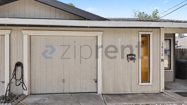 Building Photo - Unit B