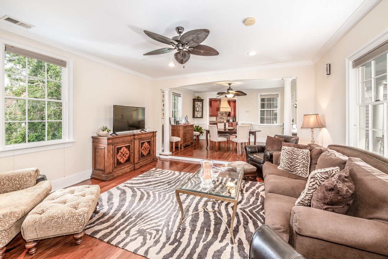 Spacious open living area with Smart TV - 175 Wentworth St (Charleston, SC)