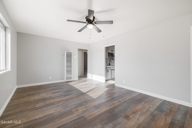 Photo - 45308 12th St W