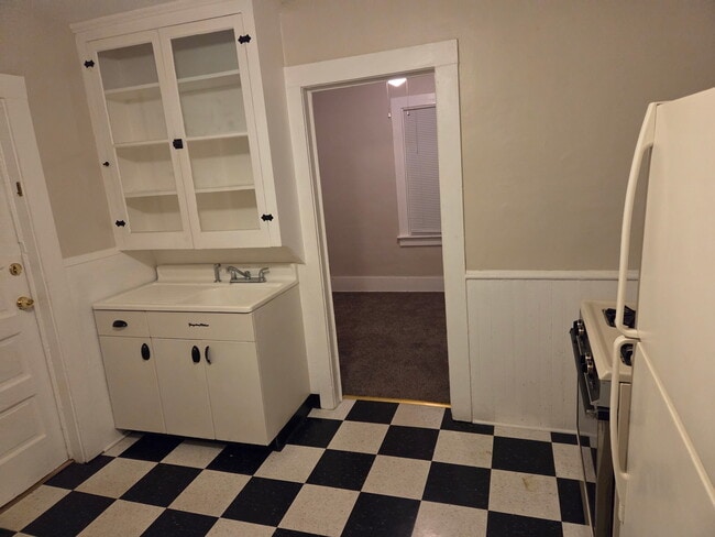 Building Photo - 553 Penora St Unit Upper