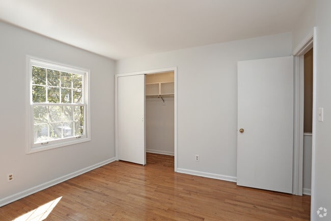 2BR/ 1.5 Bath - Bedroom
