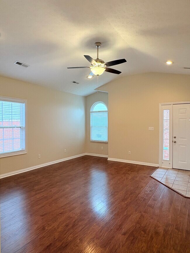 Photo - 338 Catalpa Cir