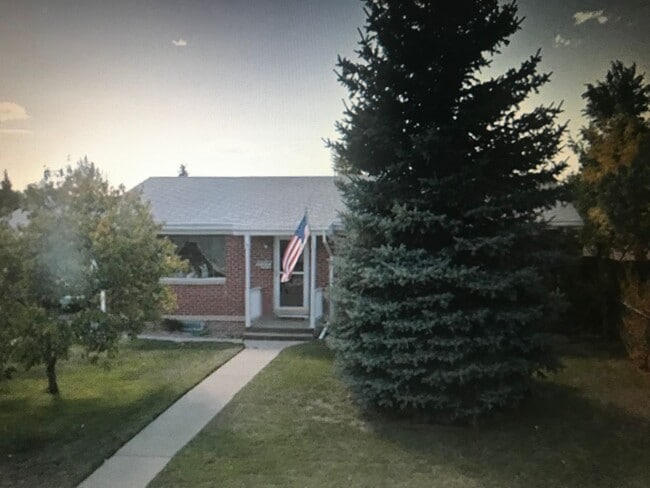 Building Photo - 3 Bedroom Home With Large Fenced Yard