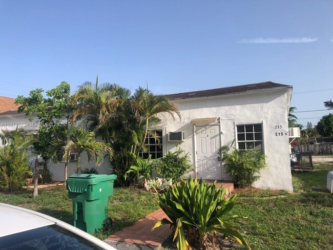 Building Photo - 215 SW 11th St Unit A