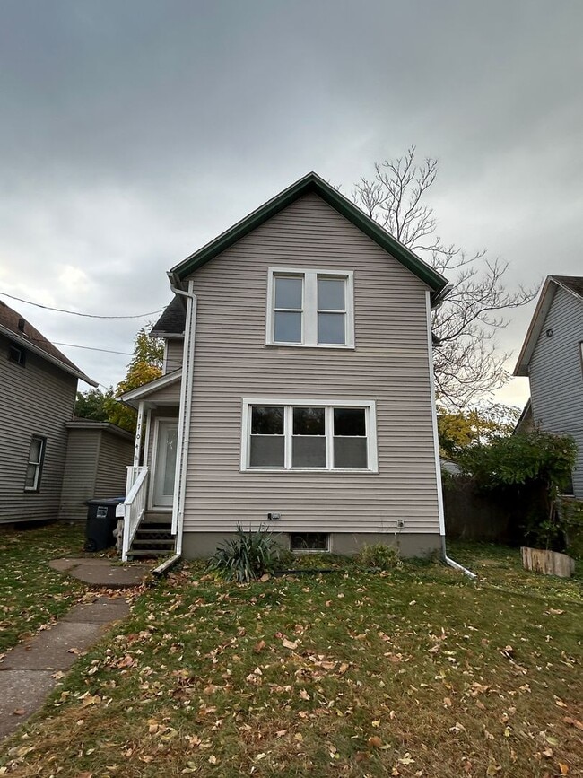 Building Photo - 3 bedroom 1 bath home in Moline