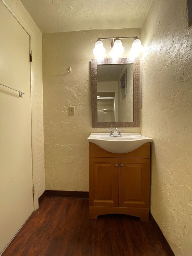 Photo - Cozy Two Bedroom Apartment in Oakland! On-Site Laundry & Air Conditioning! Call Now! Unit 2