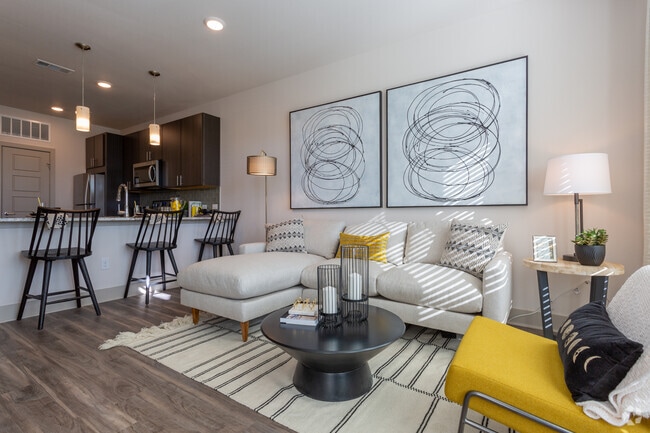 1BR, 1BA - 706 SF