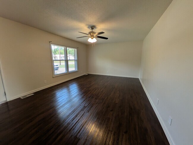 Photo - 809 Margret Dr
