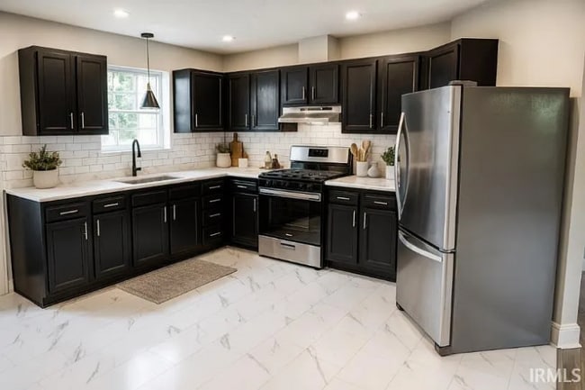 Building Photo - 916 E Dixon St