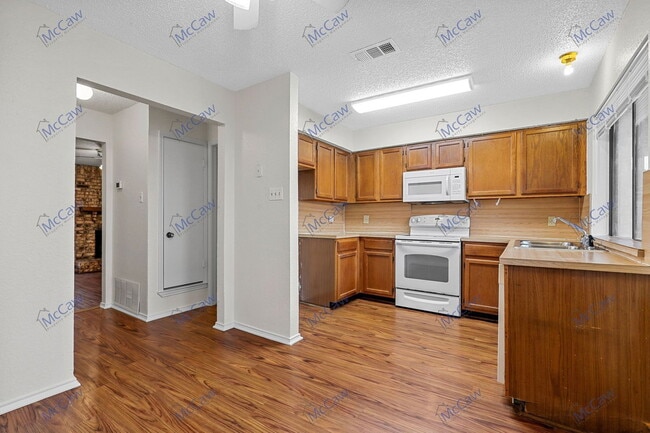 Photo - 800 Bluebonnet Dr