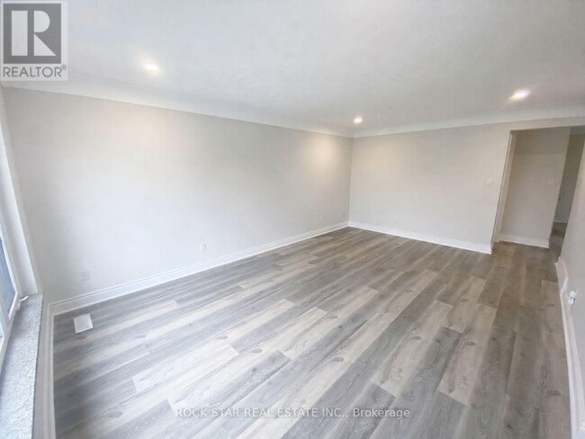 Photo - 227 Fernwood Crescent