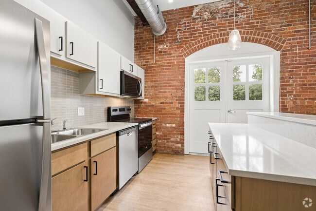 2BR, 1BA - 890SF - Kitchen