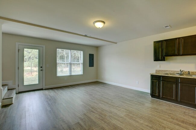Building Photo - MOVE IN SPECIAL!!! $200 OFF FIRST MONTHS RENT Rental