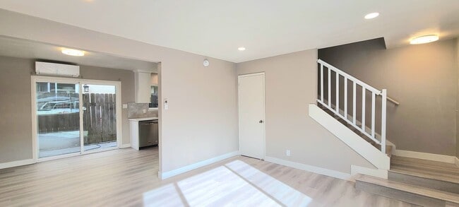 Photo - 272 Montrose Dr Unit MONTROSE APT B