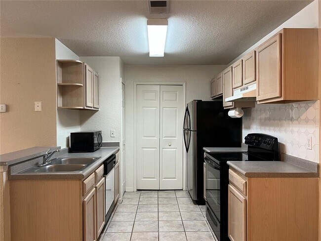 Photo - 8915 Latrec Ave Unidad 2201