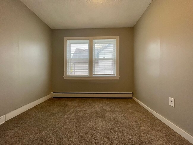 Photo - Riveting 5 Bedroom 1.5 Bathroom Home in Minneapolis!