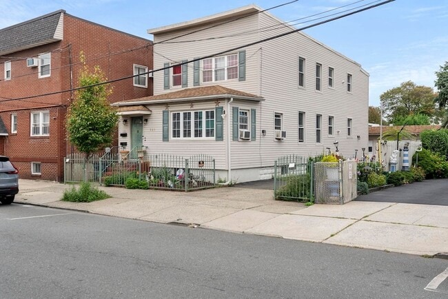 Building Photo - 221 Quincy Ave Rental