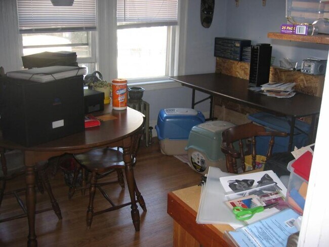 Photo - Pes Friendly, Large Unit, Laundry on a Site, Parking for Rent