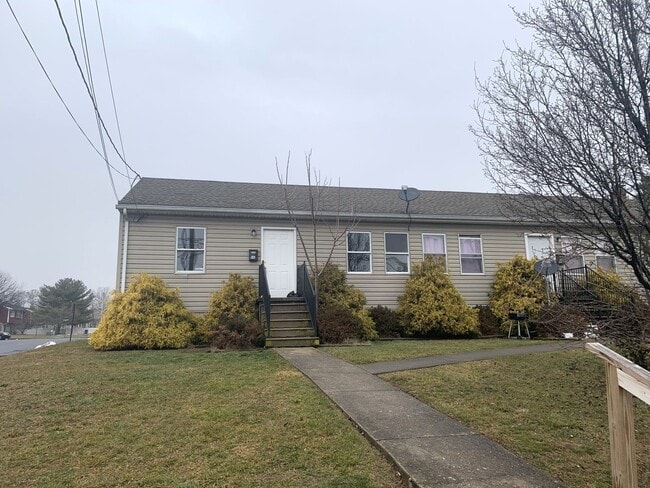 Building Photo - 533-543 Hollywell Ave Unit 543