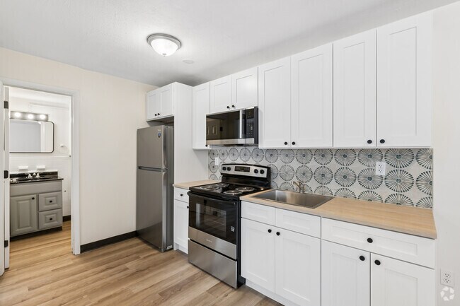 1BR, 1BA - 550SF - Kitchen