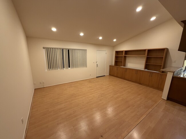 Building Photo - 1523 E Windsor Rd Unit 1