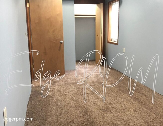 Photo - 4 bed/2 bath with 2nd Living room!