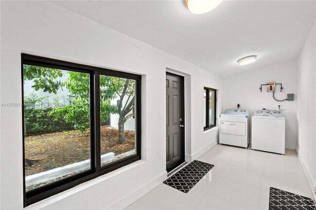 Photo - 1687 SW 11th St