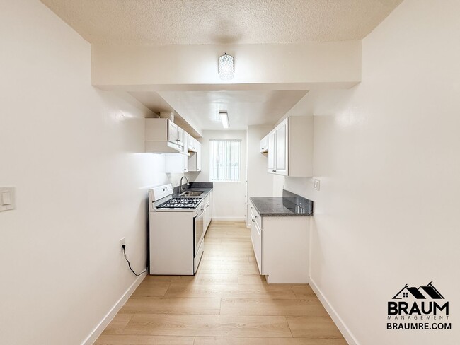 Photo - 2043 S Bedford St Unidad 2