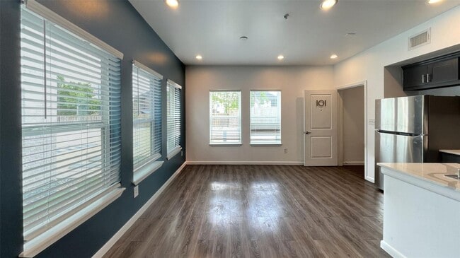 Building Photo - 1916 Calumet St Unit 103 Rental