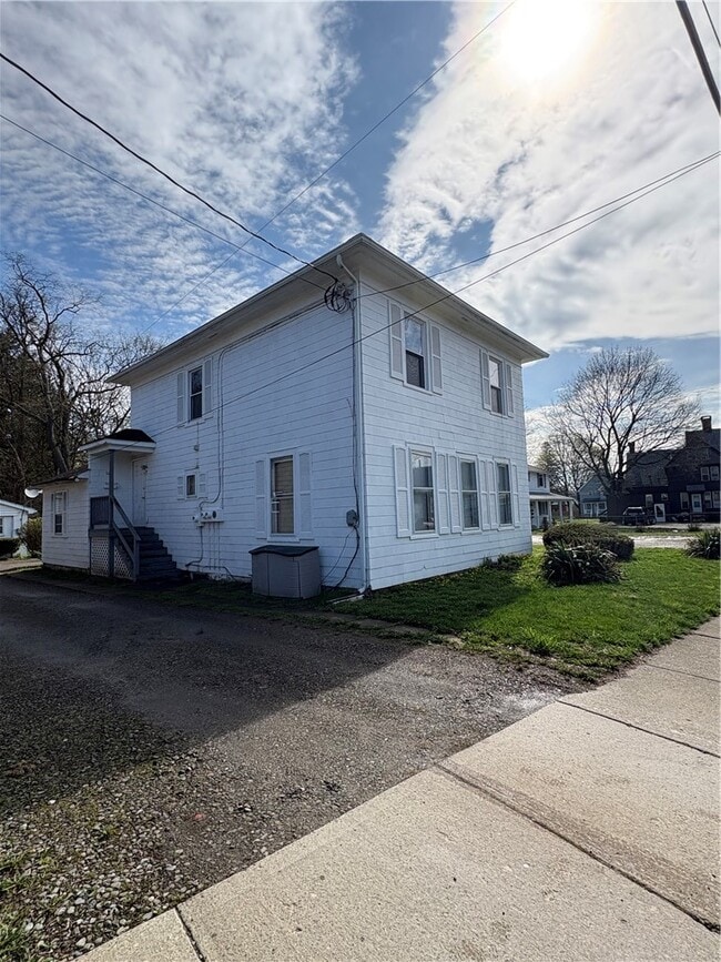 Building Photo - 122 W High St