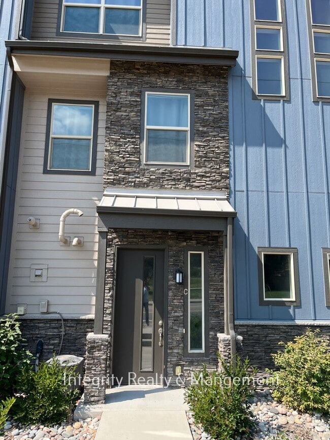 Building Photo - 1025 S Gilbert St Rental