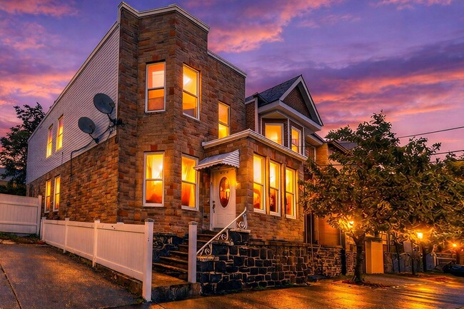 Building Photo - 320 14th St Unit 2