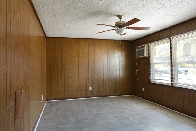 Photo - 1049 Rulnick St