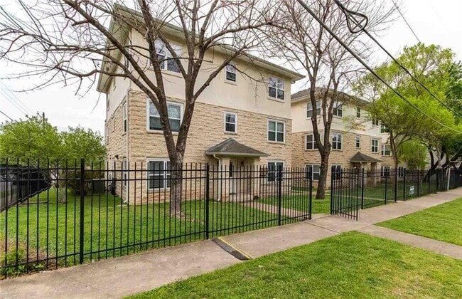 Building Photo - 3011 Speedway Unit Speedway 6