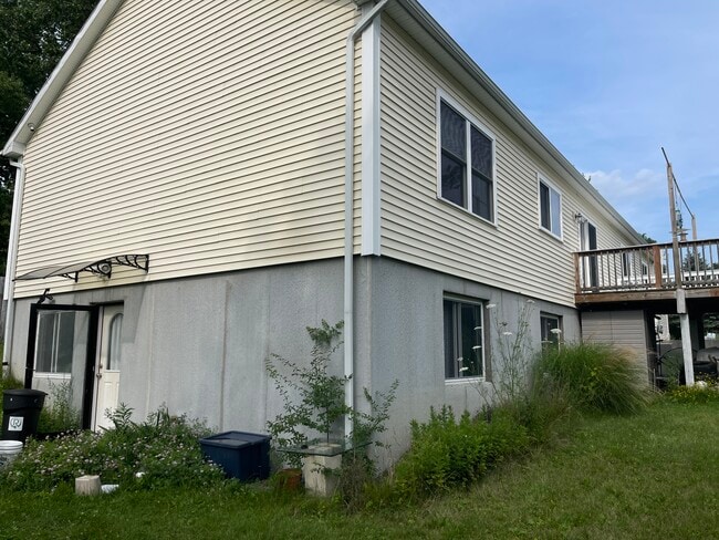 South side apartment(two bedrooms windows, lower level.) - 12 Peregrine Way Unit apartment