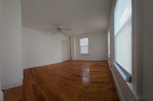 Living room - 41 Collins St Unit 2