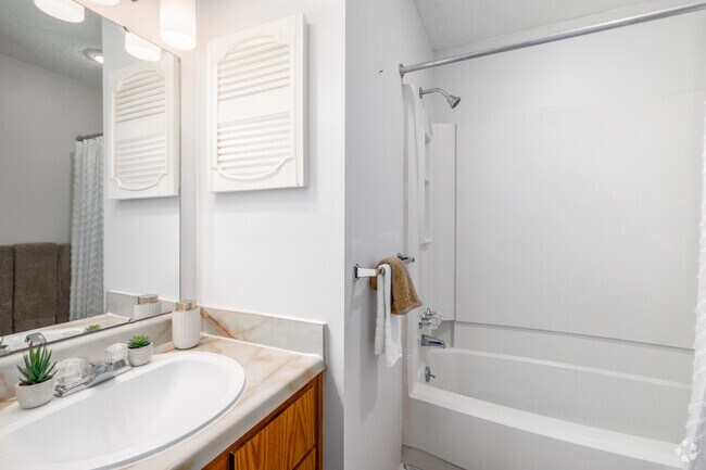 1BR, 1BA - 672SF - Bathroom