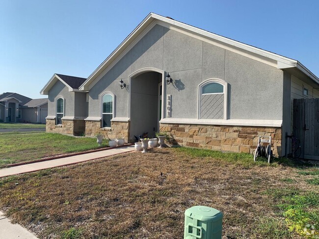 Building Photo - Updated 2015 home in Flour Bluff school di...