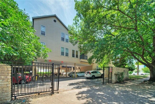 Photo - 711 W 21st St