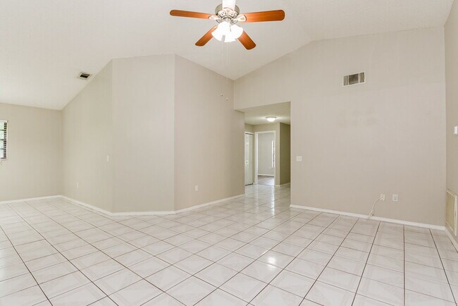 Photo - 1657 Sunburst Way
