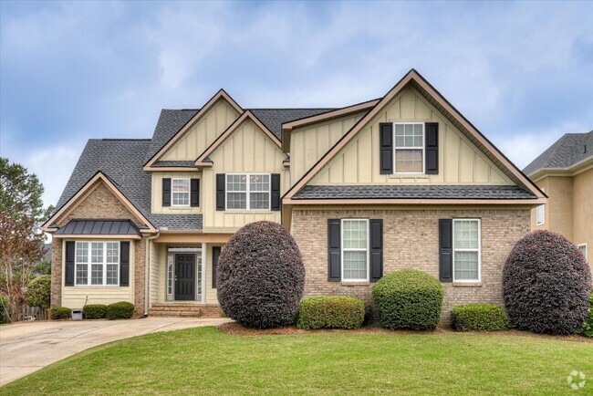 Building Photo - 5 Bed/3 Bath home with Primary Bedroom & a...
