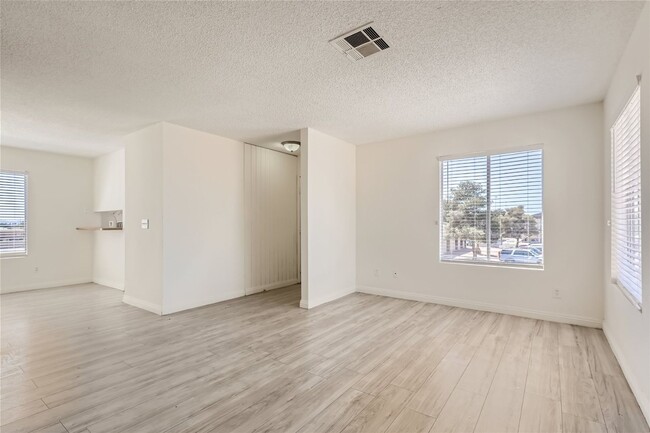Photo - Stunning Recently Updated, 2 Bedroom Unit! ** MOVE-IN SPECIAL!! HALF OFF FIRST MONTH'S RENT!! ** Unit 3